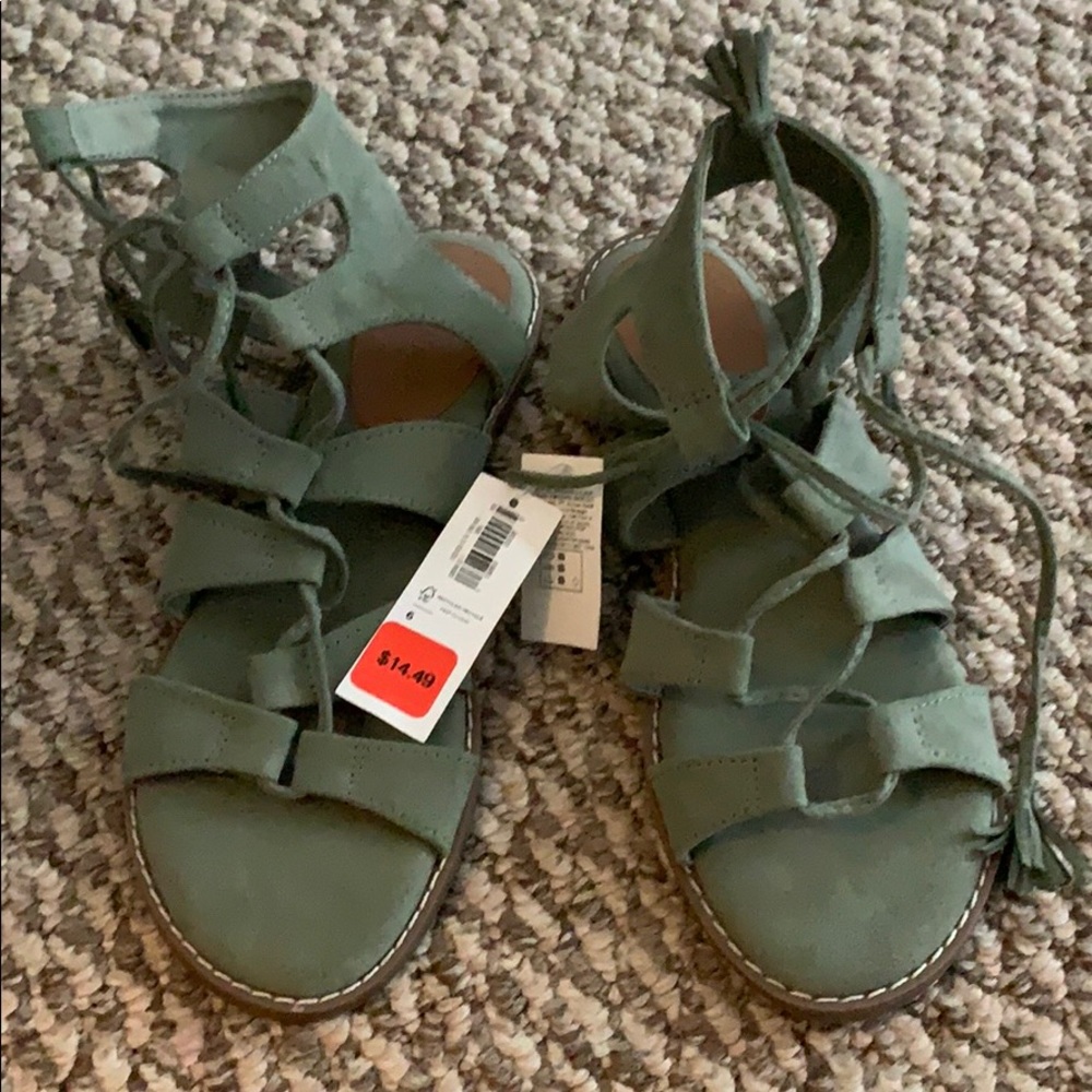Old navy sandals NWT 6